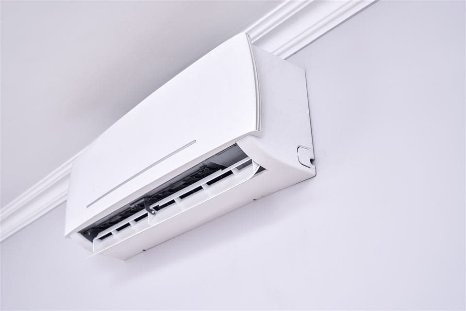 Climatiseur monosplit mural Daikin installé avec cache extérieur