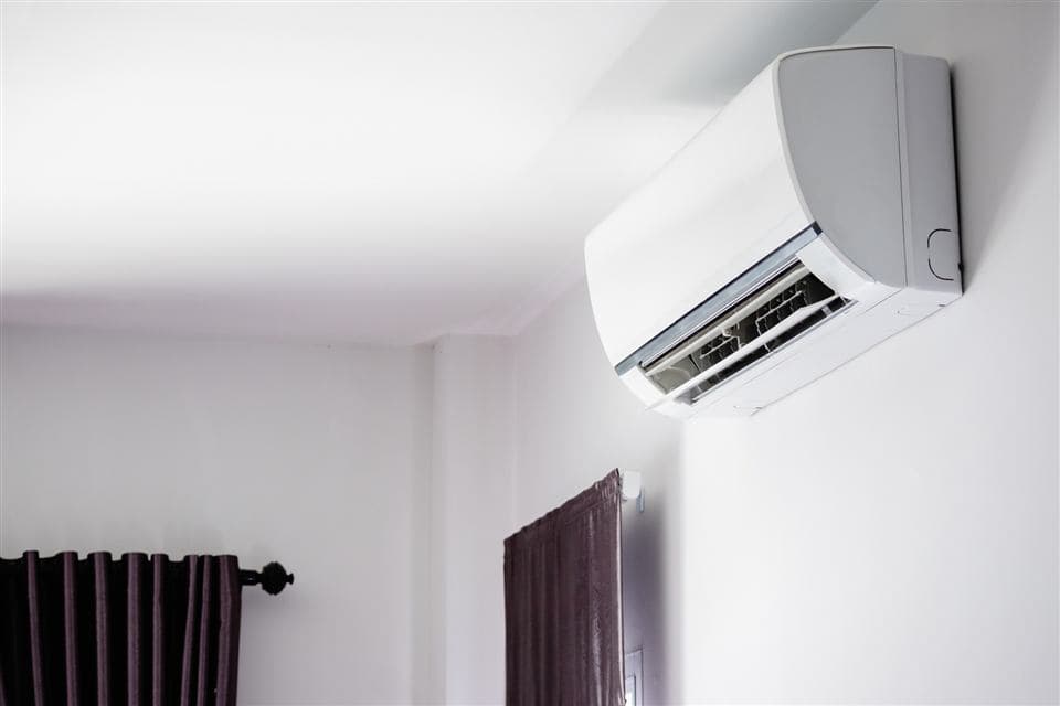 Climatiseur monosplit mural Mitsubishi Electric posé en chambre